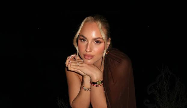 FOTO Kratka haljina i zavodljivi pogled. Ovako je najljepša nogometašica uplovila u 2026.