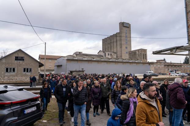 U Gospiću održan prosvjed radi odlaganja opasnog otpada 