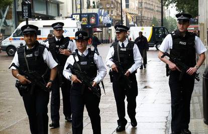U Britaniji više od tisuću policajaca ima krim-dosje