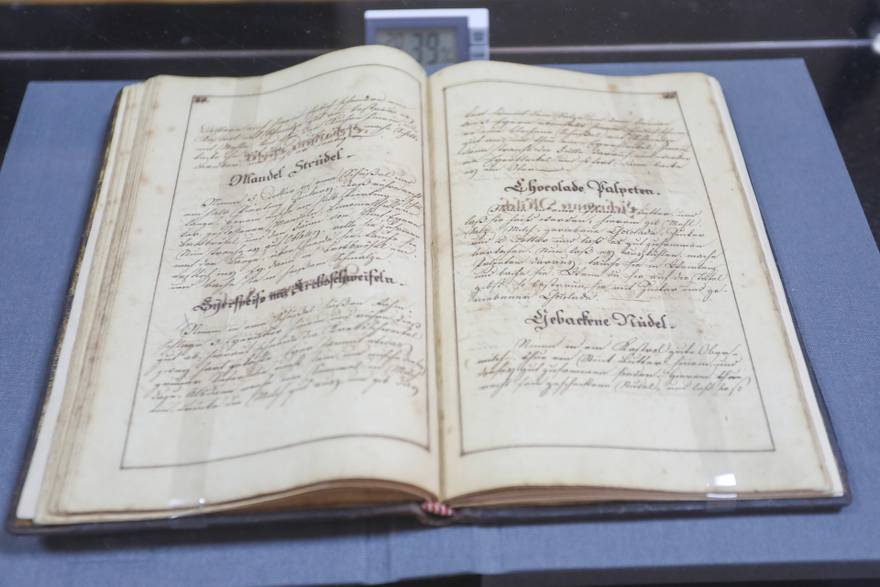 Predstavljena kuharica Dragojle Jarnević - skupljaju se sredstva za 'prosijavanje' slova