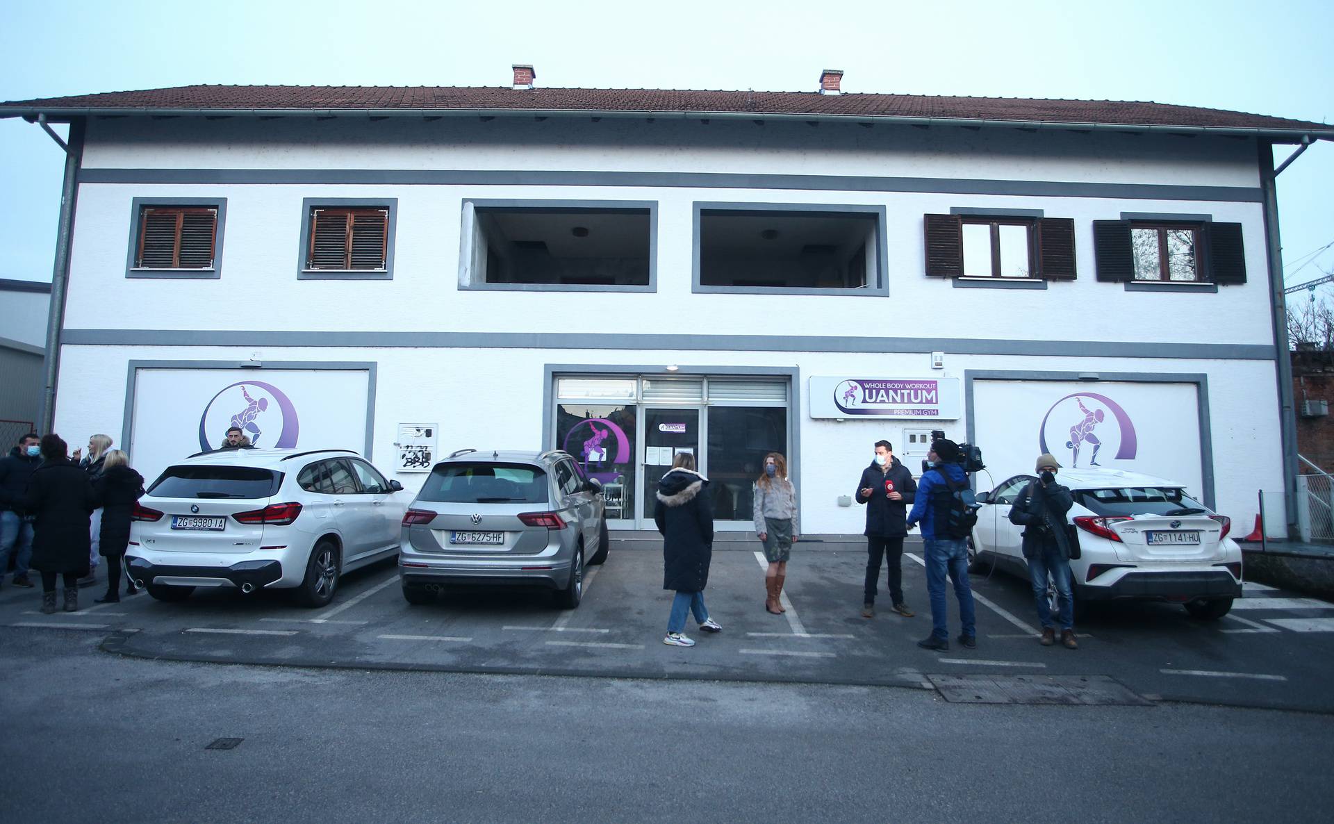 Zagreb: Nekolicina se okupila u znak podrške vlasnika teretane koji je danas otvorio svoja vrata