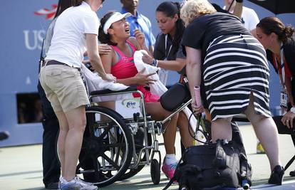 Kineskinju Peng odvezli su s terena u invalidskim kolicima