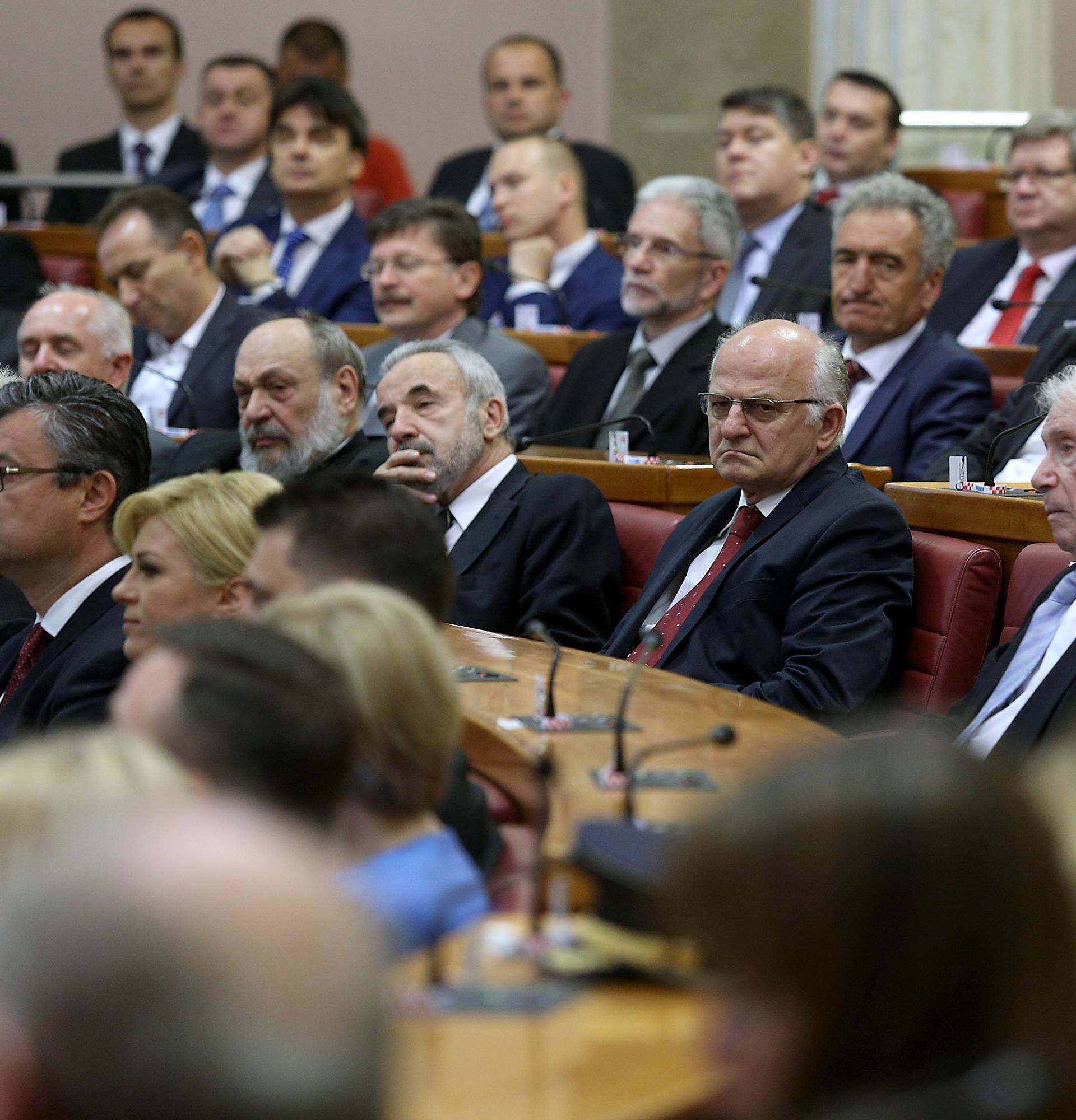 'Dosta agonije.  Uhvaćeni ste s rukom u pekmezu, odstupite!'