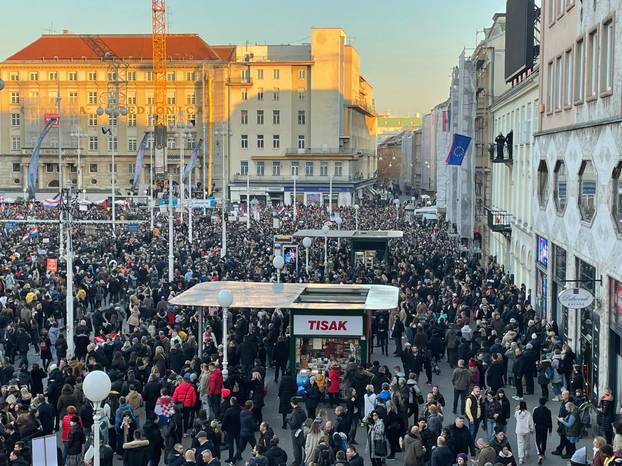 FOTOGALERIJA Ovo su snimke sa velikog prosvjeda protiv Covid mjera u središtu Zagreba...