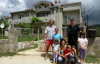 Slijepi pastir i njegova obitelj dobili su krov na svojoj kući 