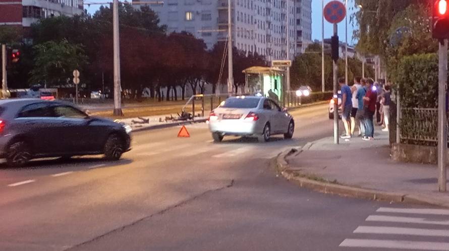 VIDEO Kaos u Zagrebu! Vozačica je razvalila tramvajsku stanicu