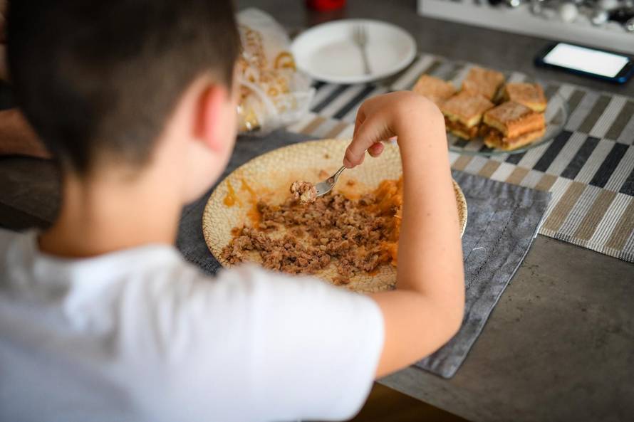 Ivano ima 12 godina, ide u peti razred, ima bijele tenisice, bicikl i Mickeyja Mousea. I autizam