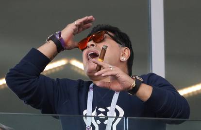 Maradona se ispričao: Pušio je na stadionu i vrijeđao azijate