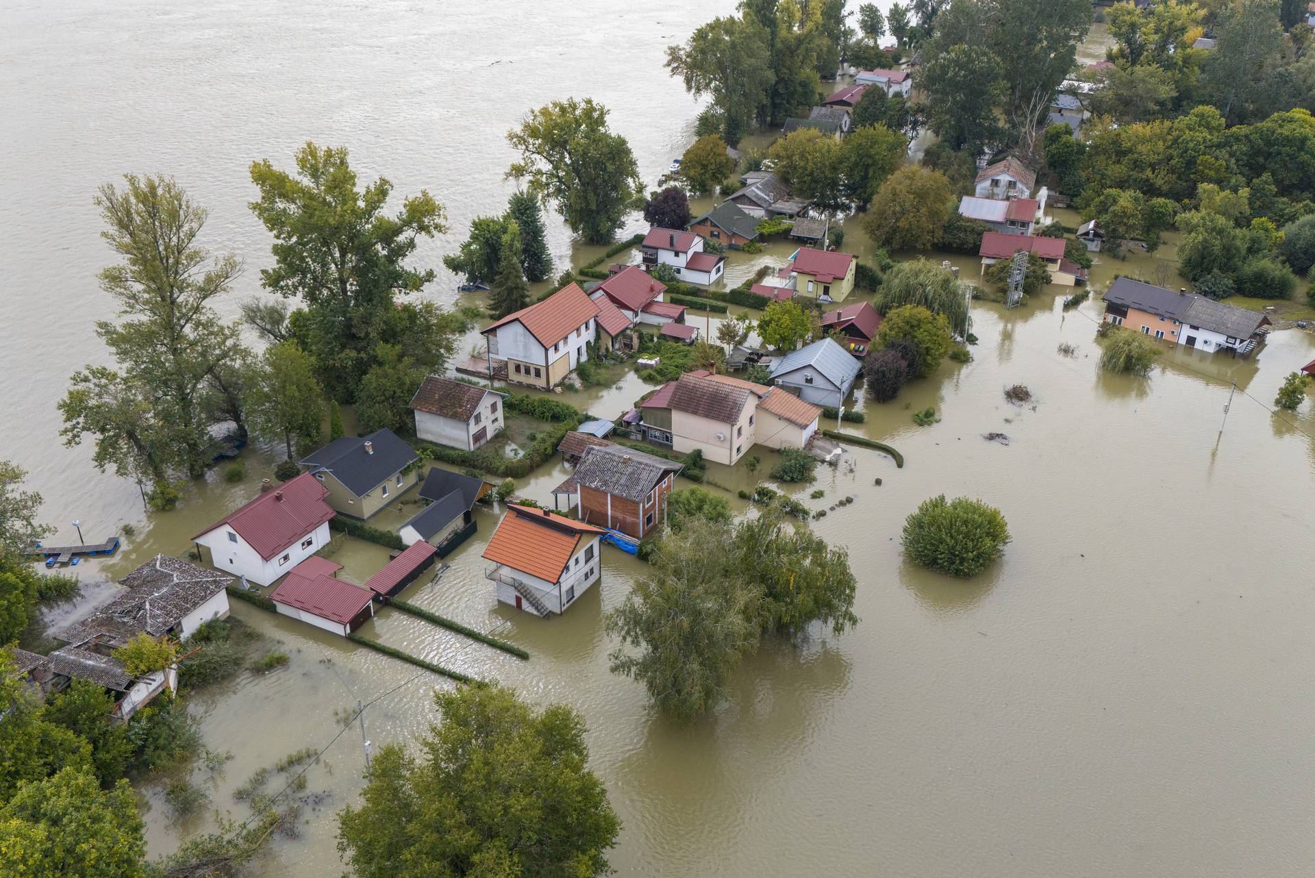 Pogled iz zraka na vikendaško naselje Zeleni otok koje je potpuno poplavljeno