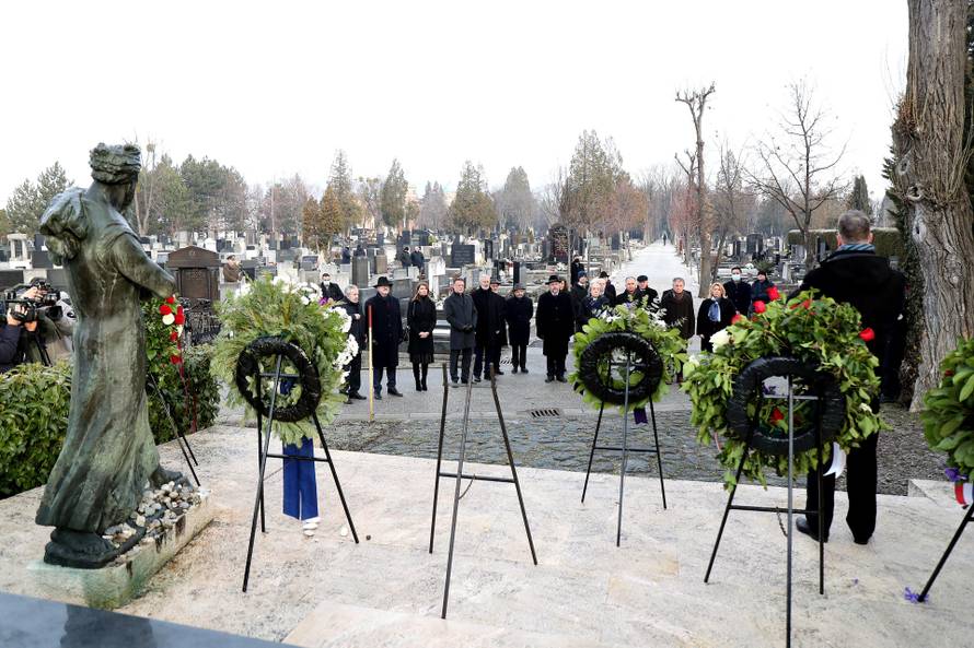 U povodu obiljezavanja Medjunarodnog dana sjecanja na zrtve holokausta, predsjednik Hrvatskog sabora Gordan Jandrokovic polozio je vijenac na Spomeniku Mojsija na Mirogoju