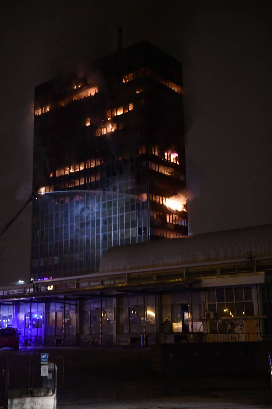 Zagreb: Pozar u Vjesnikovom neboderu