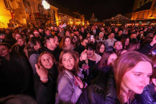 Samobor: Koncertom Vesne Pisarović otvoren je ovogodišnji Advent