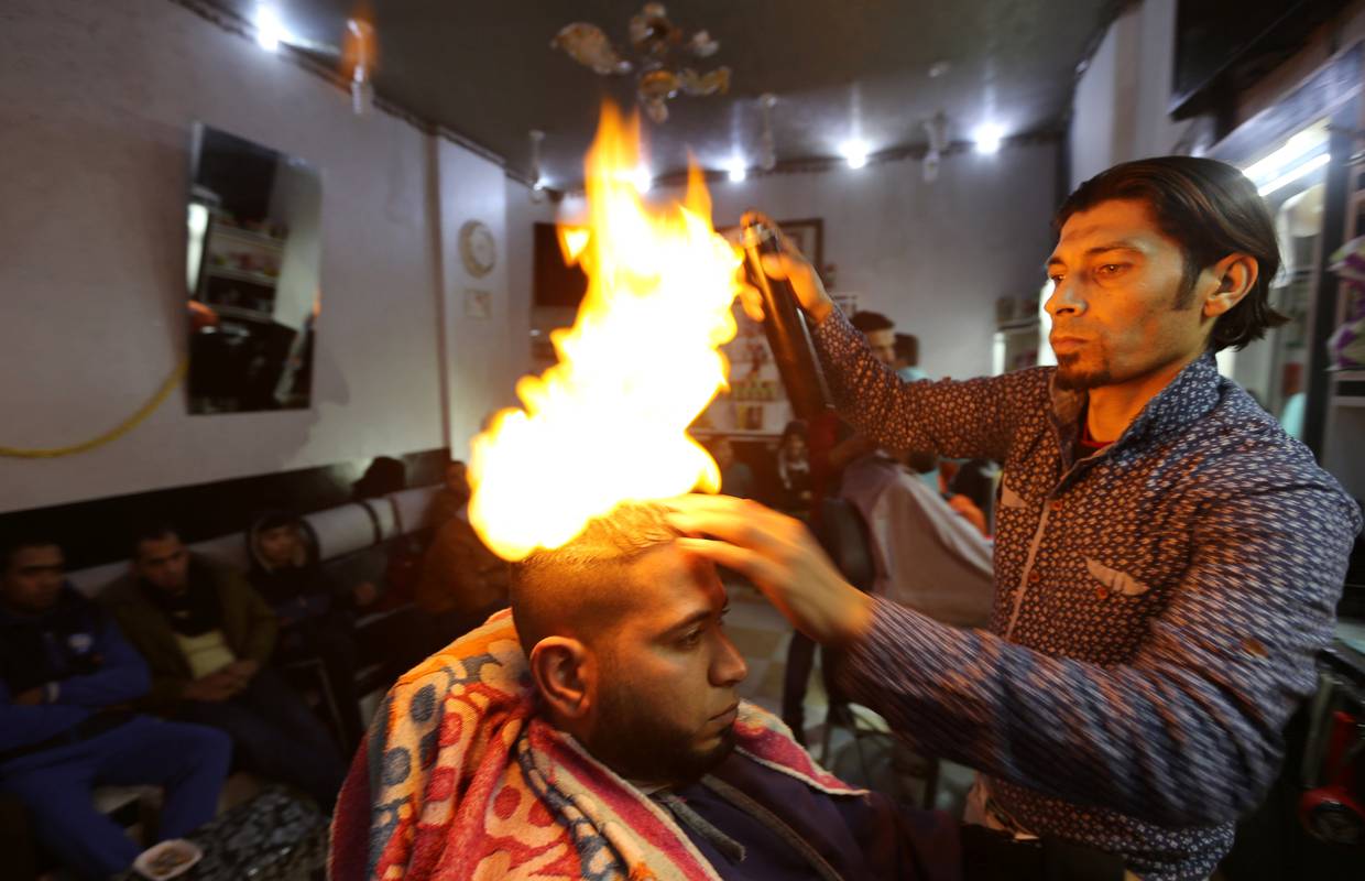 Frizura je postojana: Brijač iz Gaze 'šiša' bacačem plamena