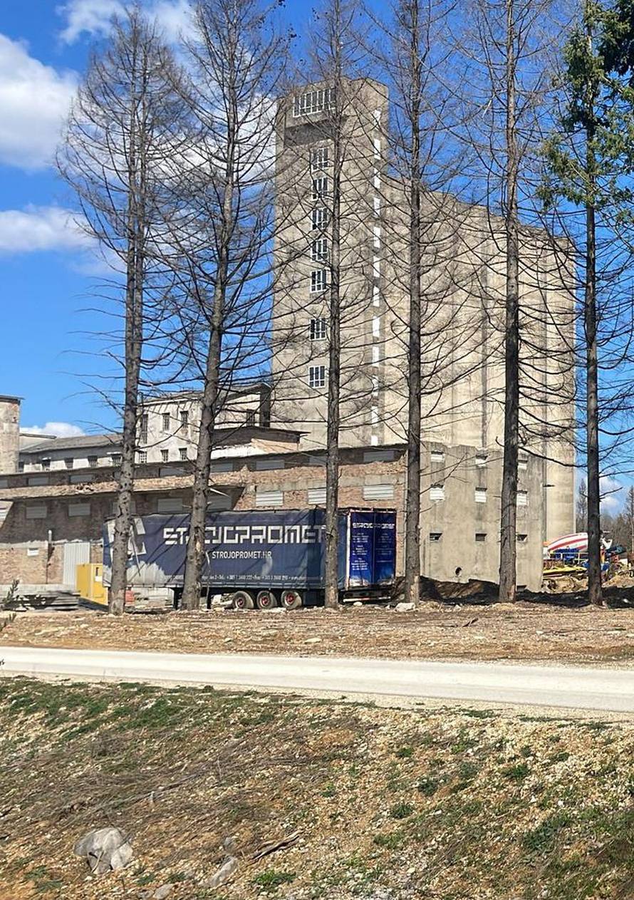 EKSKLUZIVNO! Imamo snimke zakopavanja plastičnog i opasnog otpada u Gospiću