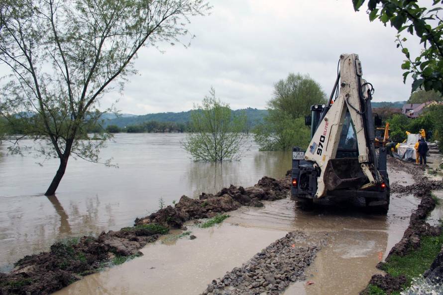 Hrvatska Kostajnica: Radnici Vodoprivrede postavljaju barijere kako bi sprijeÄili prodirnje Une