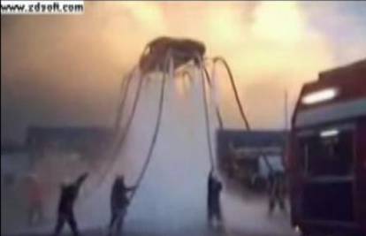 Vatrogasci mlazovima vode podigli auto 5 m u zrak