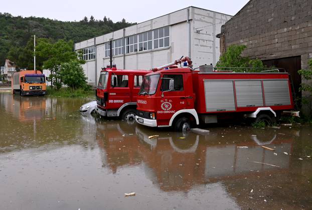 Obrovac: Građani uz pomoć vatrogasaca i dalje se bore s vodom u poplavljenom Obrovcu