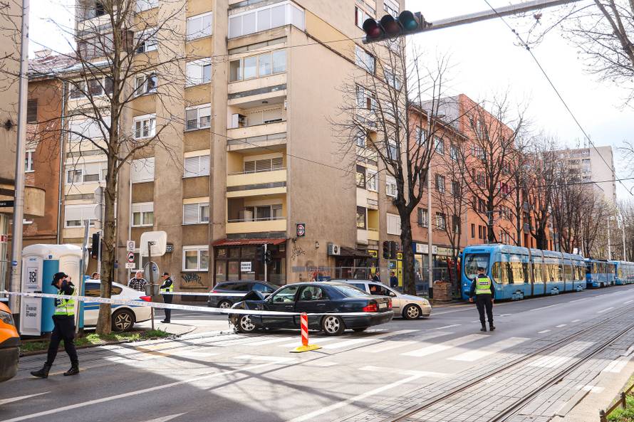 Zagreb: Na križanju Ilice i Ulice Ivana Cankara sudarili su se osobno i policijsko vozilo