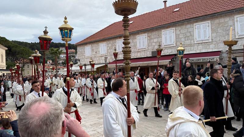 VIDEO Evo kako je križonoša završio procesiju na Jelsi: Cijelu noć nosio križ od 15 kilograma