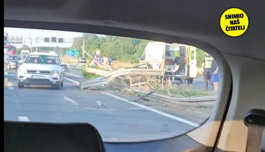 Detalji užasa na A4: Kombijem probio ogradu, izazvao sudare, naletio motociklist i poginuo
