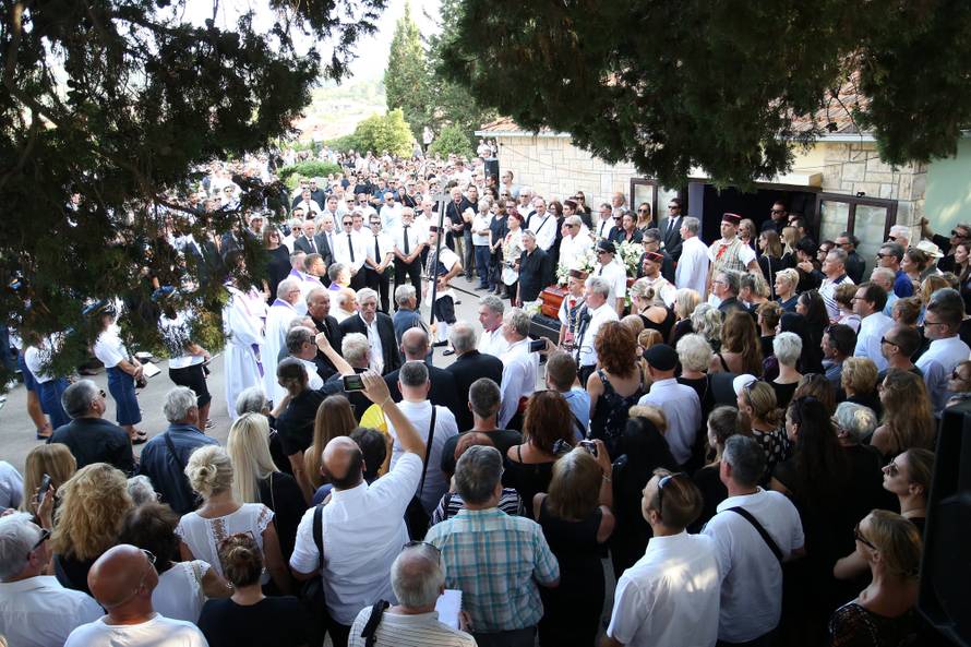Tisuće ljudi na sprovodu: Oliver je pokopan uz bakljadu Torcide