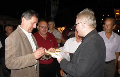 Josipović na Danima piva građanima je dijelio perec