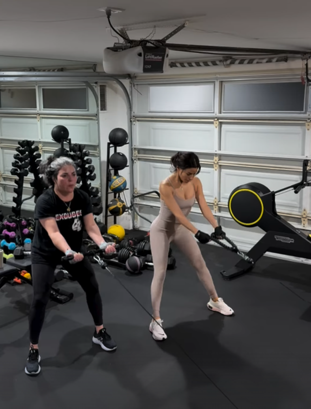 Ona ima 50 godina? Ma nema šanse! Seksi 'kućanica' utegnula se u topić i tajice pa vježbala...