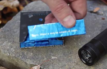 Trik za preživljavanje: Stavio papirić od žvake na bateriju 