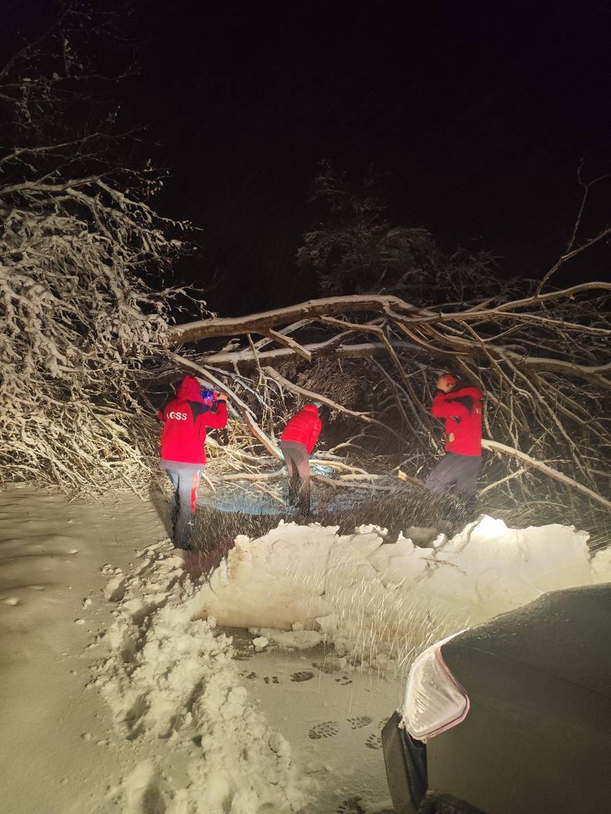 HGSS kod Plaškog spasio obitelj sa četvero djece: Zapeli su u snijegu te su ostali i bez goriva