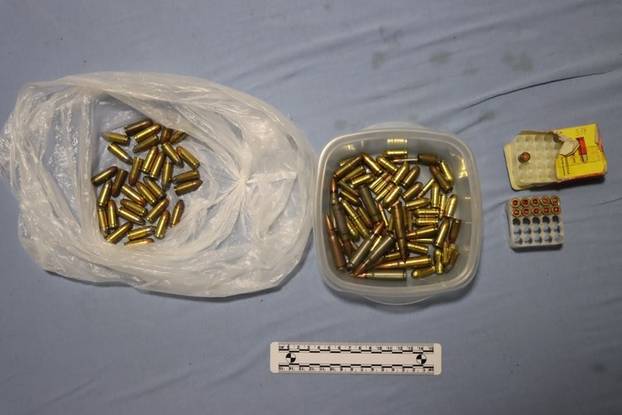 FOTO Spremio se za rat: Bombe, zolje, puške... Ovo su policajci našli mladiću koji im  je bježao!