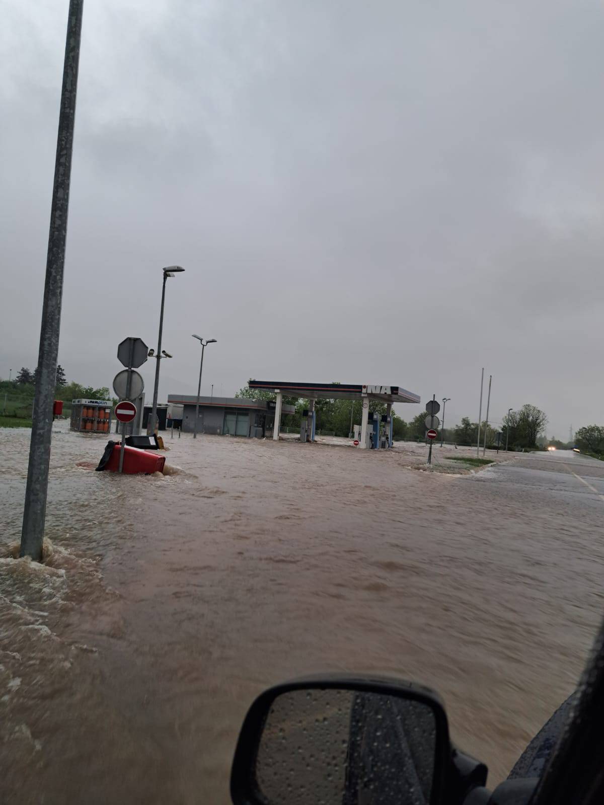 VIDEO Pogledajte bujicu u Gračacu: 'Sve ceste su pod vodom, evakuiramo stanovnike'