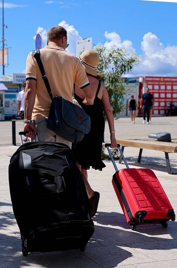 Turisti u trajektnoj luci u Splitu