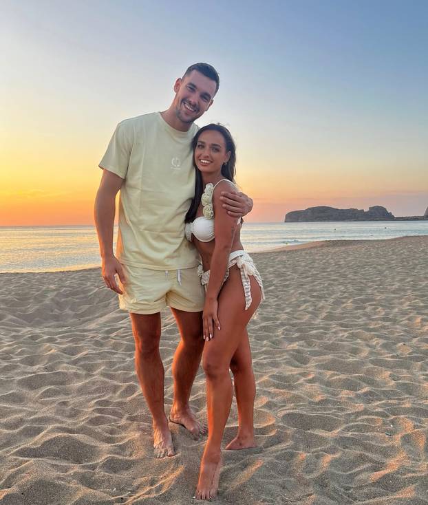 FOTO Kaja Casar iz 'Gospodina Savršenog' skinula se u mini bikini i pokazala zavidnu figuru