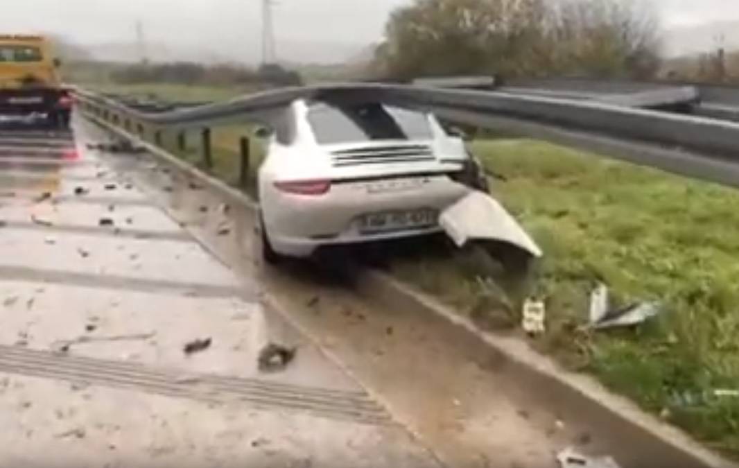 Skupim Porscheom zabila se u ogradu na autocesti kod Brinja