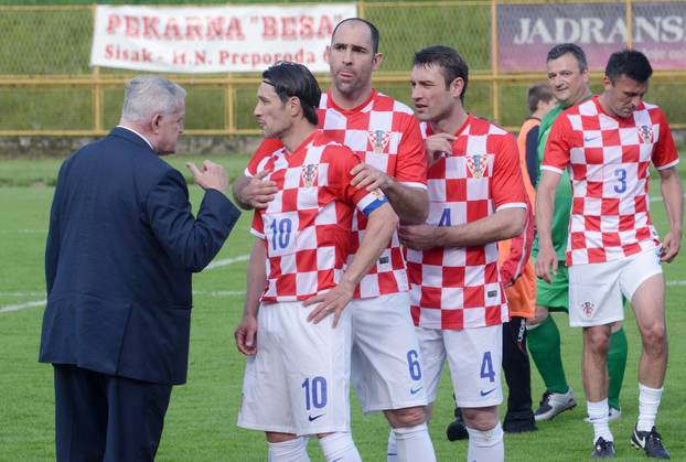 Sisak: Vatreni iz 1998 i sve?enici odigrali humanitarnu utakmicu na popunjenom Gradskom stadionu