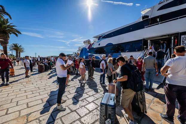 Turisti u obilasku grada Hvara uživaju u lijepom vremenu