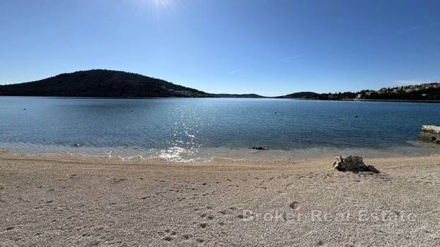 FOTO Iz kuće u more! Ova vila prvi red do mora ima konobu i vinoteku, a evo koliko košta
