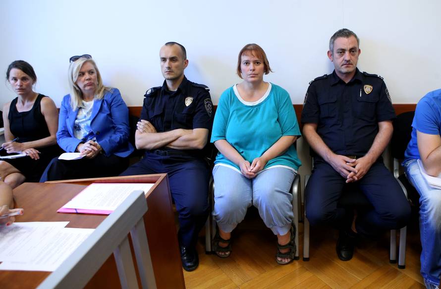 Amerikanka se brani šutnjom sve dok joj ne prevedu spise...