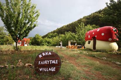 'Bajkovito selo' u skradinskom zaleđu: Spavajte u kućicama u obliku gljive ili dvorca