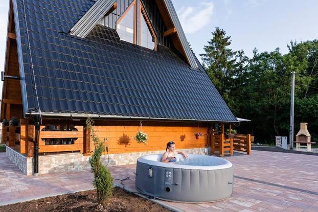 FOTO Zavirili smo u skrivenu drvenu oazu nadomak Plitvica