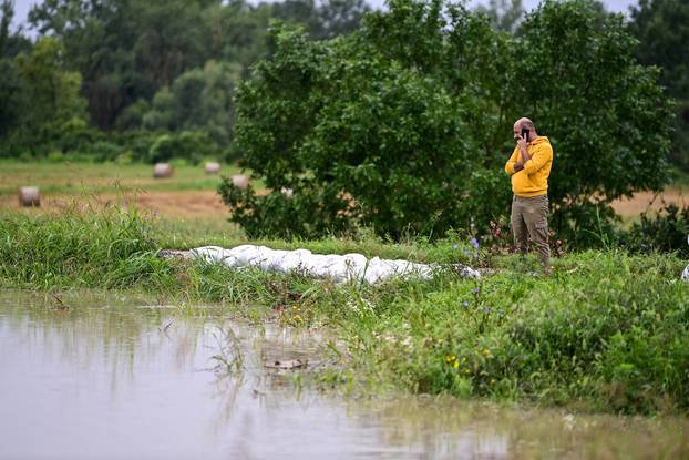 Zagreb: Stanovnici Narta Savskog pune vreće pijeska kako bi zaštitili svoje kuće od poplave