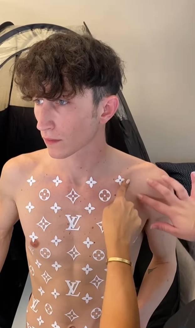 FOTO Mladić koji želi izgledati kao skupa torbica: 'Vidio sam puno glupih stvari, ali ovo je...'