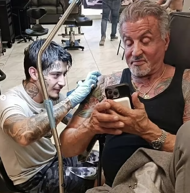 Stalloneova žena podnijela je zahtjev za razvod, a on  prekrio tetovažu njezina lica slikom psa