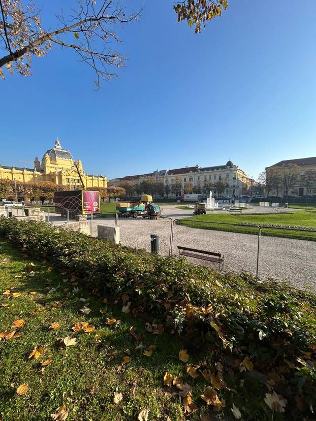 FOTO U Zagrebu se pripremaju za Advent: Slaže se klizalište...