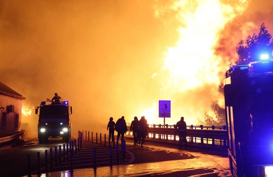 Požar kod Omiša: Evakuiran velik broj turista i mještana, pred vatrogascima je besana noć