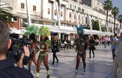 Split: Atraktivne brazilske plesačice prošetale rivom