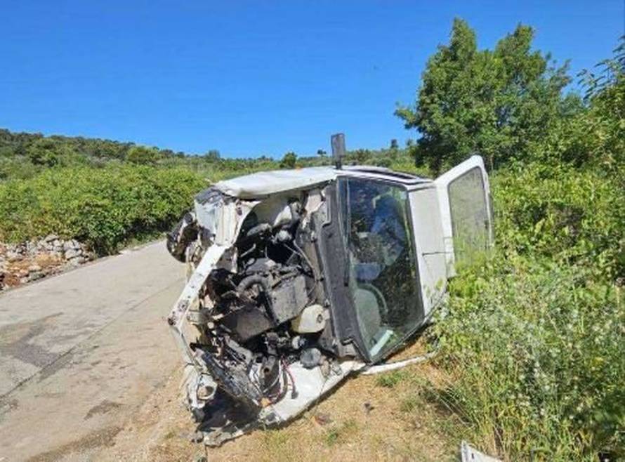 U ovaj auto uguralo se 10 ljudi. Među njima maloljetnici. Vozač pijan sletio s ceste na Šipanu...