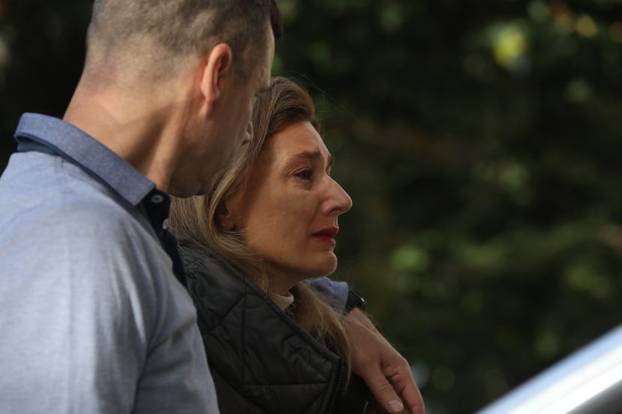 Potresne fotografije roditelja ubijene djece u Beogradu: U suzama se grle pred sudom