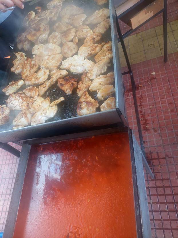 FOTO Za svakog ima ponešto! Prosvjednike u Beogradu čekala hrana, ovo je danas na meniju