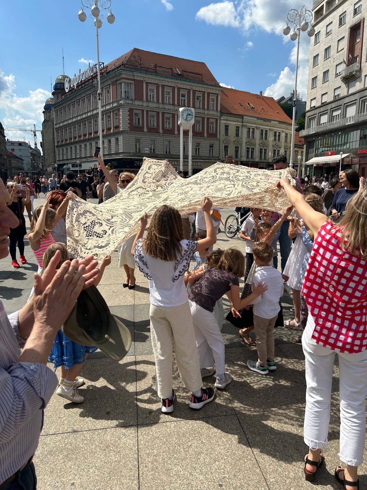 Scena za pamćenje! Najmlađi fanovi za Baby Lasagnu razvukli tabletić od nekoliko metara...